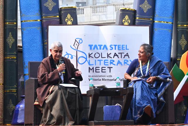 Gayatri Chakravorty Spivak (l) in conversation with Lakshmi Subramanian. (Courtesy Kolkata Literary Meet 2023)