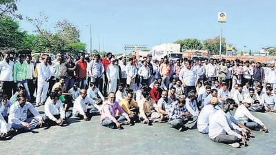 As protests erupt, govt forms panel to rein in onion prices As protests erupt, govt forms panel to rein in onion prices