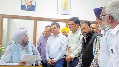 A delegation of poultry farmers during their meeting with agriculture minister Kuldeep Singh Dhaliwal in Chandigarh. (HT photo) A delegation of poultry farmers during their meeting with agriculture minister Kuldeep Singh Dhaliwal in Chandigarh. (HT photo)
