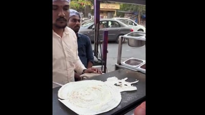 Dosa vendor makes a cat from the batter. (Twitter/@Manoj Kumar) Dosa vendor makes a cat from the batter. (Twitter/@Manoj Kumar)