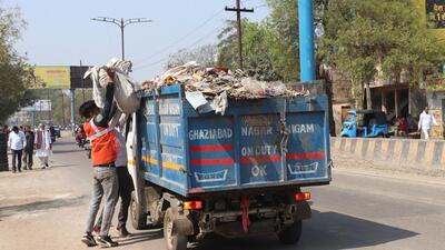 Ghaziabad, India - March 02, 2023: Cleaners of Municipal Corporation putting garbage in a turck full of garbage on Ghaziabad Indergarhi Road in Ghaziabad , India on Thursday, March 02. 2023. (Photo by Sakib Ali /Hindustan Times) Ghaziabad, India - March 02, 2023: Cleaners of Municipal Corporation putting garbage in a turck full of garbage on Ghaziabad Indergarhi Road in Ghaziabad , India on Thursday, March 02. 2023. (Photo by Sakib Ali /Hindustan Times)