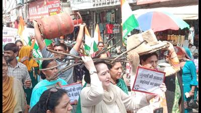 Hundreds of women activists of the Congress on Saturday held a protest in Karnal against the hike in prices of LPG domestic and commercial cylinders. (HT Photo)