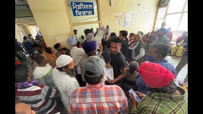 Rush of patients outside the OPD in civil hospital in Ludhiana on Saturday. (Gurpreet Singh/HT photo) Rush of patients outside the OPD in civil hospital in Ludhiana on Saturday. (Gurpreet Singh/HT photo)