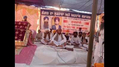 The state agriculture minister Kuldeep Singh Dhaliwal and speaker Kultar Singh Sandhwan reached Behbal Kalan to attend “Ardaas Samagam” on Saturday. (HT Photo) The state agriculture minister Kuldeep Singh Dhaliwal and speaker Kultar Singh Sandhwan reached Behbal Kalan to attend “Ardaas Samagam” on Saturday. (HT Photo)