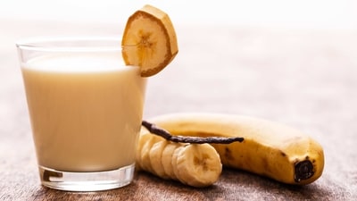 Peanut Butter &amp; Banana Smoothie: This smoothie is a classic combination of peanut butter and banana. Start with a banana, add some peanut butter, and finish with your favorite milk. Blend everything together for a smooth and creamy breakfast. (freepik )