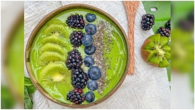 Green Smoothie: This smoothie is a great way to get your daily dose of greens. Start with some spinach, add some frozen mango, and finish with your favorite milk. Blend everything together for a delicious and nutritious breakfast. (Unsplash)