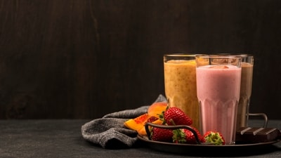Start your day off right with these 8 delicious and healthy smoothie recipes! Whether you're looking for an energy boost or a healthy dose of vitamins and minerals, these smoothies are sure to hit the spot. Try them out and find out which one is your favorite. (freepik )