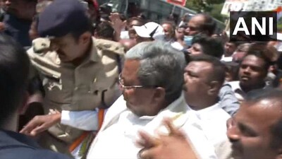 Police officials are seen detaining former chief minister and leader of the opposition, Siddaramaiah. (ANI) Police officials are seen detaining former chief minister and leader of the opposition, Siddaramaiah. (ANI)