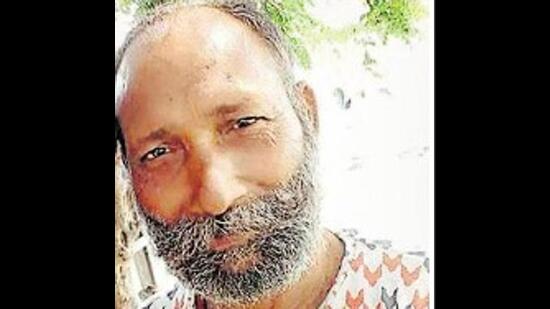 Girija Prasad died after a stone suspected to have flown from the tyre of a speeding vehicle hit his head on national highway in Khanna near Markfed godown (HT Photo)