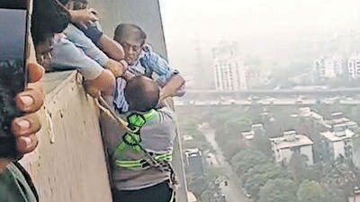 70-year-old man climbs 22nd-floor parapet, recused on time