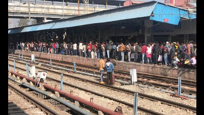 A number of passengers can be seen crossing the tracks between two platforms at the Ludhiana railway station. (Gurpreet Singh/HT) A number of passengers can be seen crossing the tracks between two platforms at the Ludhiana railway station. (Gurpreet Singh/HT)