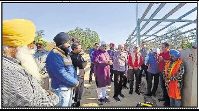 Activists during the prayer meet at the Pakhowal underpass in Ludhiana on Sunday. (HT Photo) Activists during the prayer meet at the Pakhowal underpass in Ludhiana on Sunday. (HT Photo)