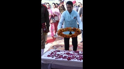 Arora was on his maiden visit here, while paying obeisance at Asafwala village to the soldiers killed in 1971 Indo-Pak war. (HT Photo) Arora was on his maiden visit here, while paying obeisance at Asafwala village to the soldiers killed in 1971 Indo-Pak war. (HT Photo)