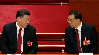 Chinese President Xi Jinping and Li Keqiang talk at the opening session of the National People's Congress (NPC) at the Great Hall of the People in Beijing, China March 5. (REUTERS)
