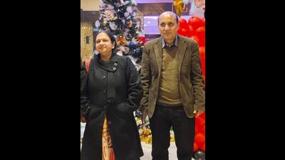 Dr Sanjay Kumar with his wife Saloni Kumari. (HT Photo) Dr Sanjay Kumar with his wife Saloni Kumari. (HT Photo)
