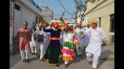 Members of Uttarakhand Samaj in Lucknow celebrating Holi in a traditional fashion (File)