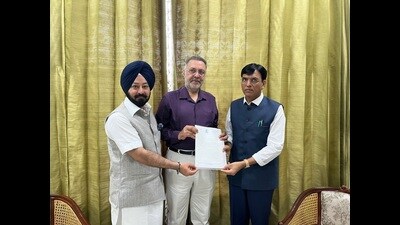 Punjab health minister Dr Balbir Singh along with MLA Ajitpal Kohli, batted for Aam Aadmi Clinics and also raised other health-related demands. (HT Photo) Punjab health minister Dr Balbir Singh along with MLA Ajitpal Kohli, batted for Aam Aadmi Clinics and also raised other health-related demands. (HT Photo)
