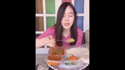 South Korean blogger Meggy Kim is trying food from Zomato’s ‘worst-rated’ restaurant in Jaipur. (Instagram/@meggykim_)