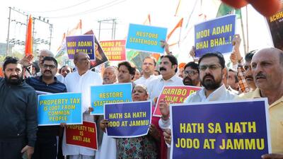 The Congress launched a month-long ‘Haath Se Haath Jodo’ campaign from Jammu on Sunday with its leaders and workers chanting slogans against the imposition of property tax and calling for early restoration of Jammu and Kashmir’s statehood. (PTI)