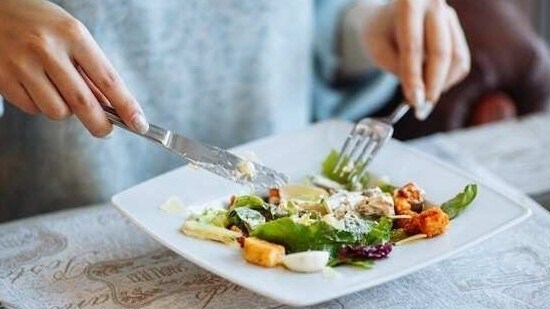 Eating a variety of nutritious foods, limiting processed foods, getting enough sleep, and drinking plenty of water can all have a positive impact on your health.(Freepik)