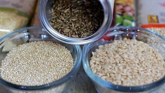 5. Eat whole grains: Whole grains are an important source of fiber and other nutrients. Aim to get at least 3-5 servings of whole grains each day.(Pixabay)