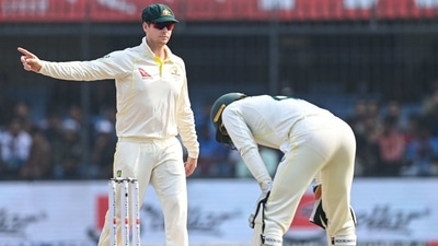 Australia's captain Steve Smith (L) gestures during the first day of the third Test cricket match between India and Australia at the Holkar Stadium in Indore on March 1, 2023. (Photo by Sajjad HUSSAIN / AFP) / ----IMAGE RESTRICTED TO EDITORIAL USE - STRICTLY NO COMMERCIAL USE----- (AFP)