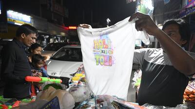 Gurugram, India-March 06, 2023: People purchase colours and water guns on the eve of Holi festival at Khandsa road near Mata Mandir, in Gurugram, India, on Monday, 06 March 2023. (Photo by Parveen Kumar\Hindustan Times)(Pic to go with Abhishek's story) Gurugram, India-March 06, 2023: People purchase colours and water guns on the eve of Holi festival at Khandsa road near Mata Mandir, in Gurugram, India, on Monday, 06 March 2023. (Photo by Parveen Kumar\Hindustan Times)(Pic to go with Abhishek's story)