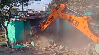 Ludhiana MC teams removing shanties alongside Old GT road in Ludhiana. (HT Photo)