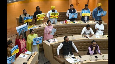 Opposition leaders demand a CBI probe against the alleged ‘parking scam’, during the MC House meeting in Sector 17, Chandigarh, on Monday. (Keshav Singh/HT) Opposition leaders demand a CBI probe against the alleged ‘parking scam’, during the MC House meeting in Sector 17, Chandigarh, on Monday. (Keshav Singh/HT)