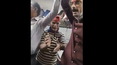Passengers singing in Mumbai local. (Twitter/@Chilled_Yogi) Passengers singing in Mumbai local. (Twitter/@Chilled_Yogi)