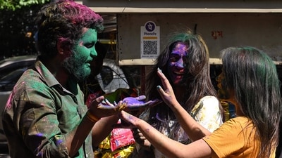 Temperature forecast for the upcoming festival of Holi shows that while the maximum temperature will be around 31 degrees Celsius, Delhi’s minimum temperature is likely to hover around 16 degrees. (Vipin Kumar/HT Photo) Temperature forecast for the upcoming festival of Holi shows that while the maximum temperature will be around 31 degrees Celsius, Delhi’s minimum temperature is likely to hover around 16 degrees. (Vipin Kumar/HT Photo)