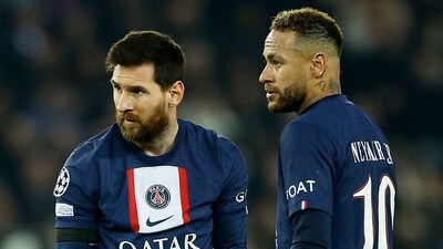 Paris St Germain's Lionel Messi and Neymar ahead of a free kick (REUTERS)