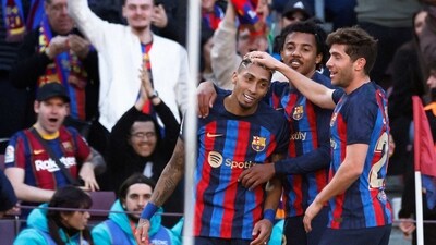 Soccer Football - LaLiga - FC Barcelona v Valencia - Camp Nou, Barcelona, Spain - March 5, 2023 FC Barcelona's Raphinha celebrates scoring their first goal with teammates REUTERS/Albert Gea (REUTERS)