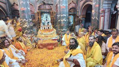 Seers and devotees celebrating Holi at Bada Bhakt Mahal temple in Ayodhya. (Ravinder Singh) Seers and devotees celebrating Holi at Bada Bhakt Mahal temple in Ayodhya. (Ravinder Singh)