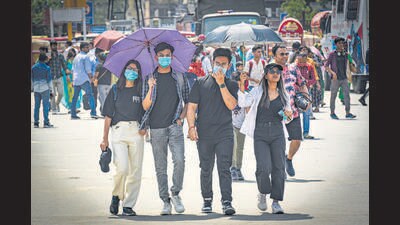 The maximum temperature in Chandigarh went up from 27.8°C on Sunday to 28.6°C on Monday, 2.7 degrees above normal. The minimum temperature went up from 14.9°C on Saturday to 15.7°C on Monday, 4.9 degrees above normal. (HT File Photo)