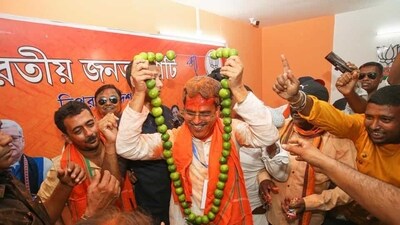Tripura Chief Minister Manik Saha being garlanded by BJP supporters after the party's win in the assembly elections. (PTI) Tripura Chief Minister Manik Saha being garlanded by BJP supporters after the party's win in the assembly elections. (PTI)
