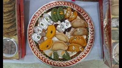 Variety of gujiyas available at a sweet shop in Lucknow (HT Photo) Variety of gujiyas available at a sweet shop in Lucknow (HT Photo)