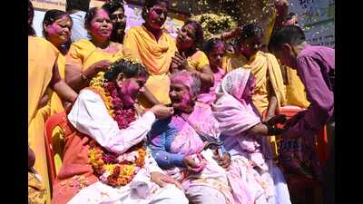 Widows in Vrindavan playing Holi (HT Photos) Widows in Vrindavan playing Holi (HT Photos)