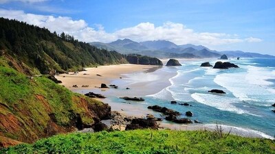 6. Oregon: From the wild and rugged coastline of the Oregon Coast to the majestic forests of the Cascade Mountains, Oregon is a great destination for any season. With its stunning beaches, lush forests, and vibrant culture, Oregon is the perfect place to relax and unwind. (Pixabay) 6. Oregon: From the wild and rugged coastline of the Oregon Coast to the majestic forests of the Cascade Mountains, Oregon is a great destination for any season. With its stunning beaches, lush forests, and vibrant culture, Oregon is the perfect place to relax and unwind. (Pixabay)