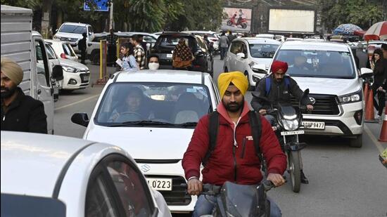 Commuters making their way through traffic at Ludhiana’s Feroze Gandhi market. (Gurpreet Singh/HT)