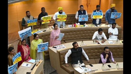 Opposition leaders demand a CBI probe against the alleged ‘parking scam’, during the MC House meeting in Sector 17, Chandigarh, on Monday. (Keshav Singh/HT)
