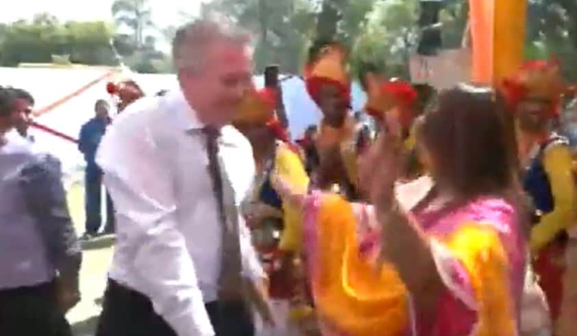 There was a festive vibe all around and all of those seen in the video have “Gulal” (powered colour) on their faces. (ANI)