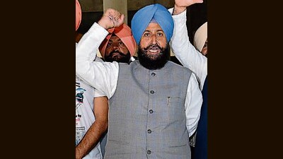 Bajwa apprised speaker Kultar Singh Sandhwan about the unanimous decision of the Congress Legislature Party (CLP) to boycott the chief minister as soon as the Zero Hour began. (Ravi Kumar/HT Photo) Bajwa apprised speaker Kultar Singh Sandhwan about the unanimous decision of the Congress Legislature Party (CLP) to boycott the chief minister as soon as the Zero Hour began. (Ravi Kumar/HT Photo)