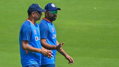 India's team captain Rohit Sharma (R) speaks with coach Rahul Dravid during a training session at the Narendra Modi stadium in Ahmedabad on March 7, 2023, ahead of their fourth and final Test cricket match against Australia. (Photo by Punit PARANJPE / AFP) / ----IMAGE RESTRICTED TO EDITORIAL USE - STRICTLY NO COMMERCIAL USE----- (AFP) India's team captain Rohit Sharma (R) speaks with coach Rahul Dravid during a training session at the Narendra Modi stadium in Ahmedabad on March 7, 2023, ahead of their fourth and final Test cricket match against Australia. (Photo by Punit PARANJPE / AFP) / ----IMAGE RESTRICTED TO EDITORIAL USE - STRICTLY NO COMMERCIAL USE----- (AFP)