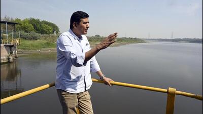 Delhi Jal Board vice-chairman Saurabh Bharadwaj showed Power Point slides with satellite pictures and maps displaying bunds on the Yamuna. He claimed that dredging was going on in at least 32 locations along the river in Haryana districts of Yamunanagar and Sonepat. (Sanjeev Verma/HT Photo) Delhi Jal Board vice-chairman Saurabh Bharadwaj showed Power Point slides with satellite pictures and maps displaying bunds on the Yamuna. He claimed that dredging was going on in at least 32 locations along the river in Haryana districts of Yamunanagar and Sonepat. (Sanjeev Verma/HT Photo)