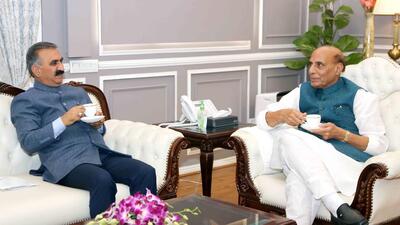 Himachal Pradesh chief minister Sukhvinder Singh Sukhu with defence minister Rajnath Singh in New Delhi on Tuesday. (HT Photo)