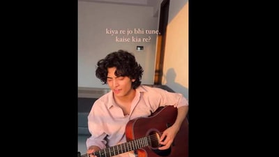 Man sings Apna Bana Le by Arijit Singh and Sachin-Jigar. (Instagram/@akshathacharya) Man sings Apna Bana Le by Arijit Singh and Sachin-Jigar. (Instagram/@akshathacharya)