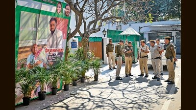 Police personnel outside the residence of Misa Bharti, daughter of RJD chief Lalu Prasad, in New Delhi on Tuesday. (Sanchit Khanna/HT)