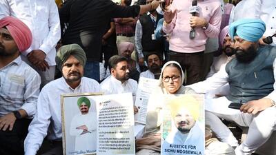 Punjabi singer Sidhu Moosewala’s parents Balkaur Singh and Charan Kaur, accompanied by Congress leaders, holding a protest outside the assembly in Chandigarh on Tuesday. (Ravi Kumar/HT) Punjabi singer Sidhu Moosewala’s parents Balkaur Singh and Charan Kaur, accompanied by Congress leaders, holding a protest outside the assembly in Chandigarh on Tuesday. (Ravi Kumar/HT)