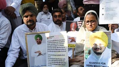 Punjabi singer Sidhu Moosewala’s parents Balkaur Singh Sidhu and Charan Kaur holding up placards during their protest outside the assembly in Chandigarh on Tuesday. (Ravi Kumar/HT) Punjabi singer Sidhu Moosewala’s parents Balkaur Singh Sidhu and Charan Kaur holding up placards during their protest outside the assembly in Chandigarh on Tuesday. (Ravi Kumar/HT)